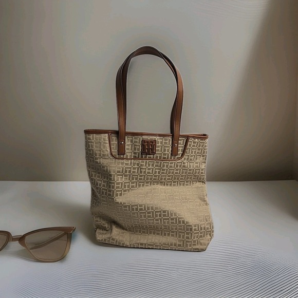 Tommy Hilfiger Handbags - Tommy Hilfiger Tote Signature TH Brown Shopping Handbag W/Pouch MSRP‎ $108.00